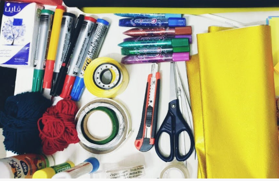 Basic Craft Materials: A Beginner’s Guide to Essential Craft Supplies Basic craft materials for paper crafts with scissors, markers, glue, yarn, and coloured paper