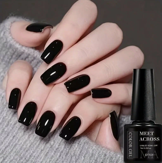 A close-up of a hand with glossy black nails wearing a grey sweater, featuring a bottle of MEET ACROSS gel polish, for bold and elegant nail inspiration on Humor Craze.