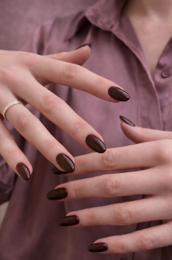 25 Short Fall Nail Ideas for 2026: Chic, Simple & Trendy Designs Short fall nail ideas 2026 featuring glossy dark brown espresso manicured nails.