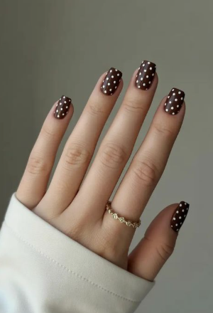 25 Short Fall Nail Ideas for 2026: Chic, Simple & Trendy Designs Short fall nail ideas 2026 highlighting short square nails featuring a dark brown base with playful white polka dot patterns.
