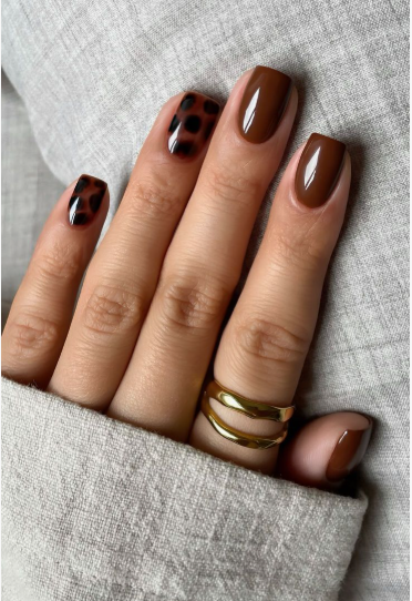Brown nail ideas for short nails featuring glossy solid brown polish mixed with chic tortoiseshell accent nails on short square nails.
