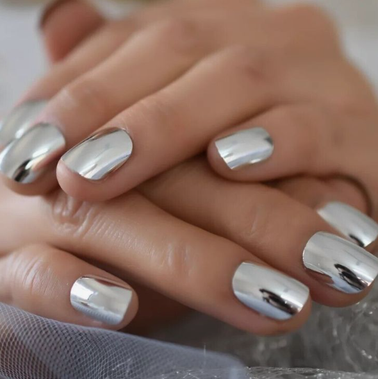 Short square nails featuring a reflective liquid silver chrome finish.