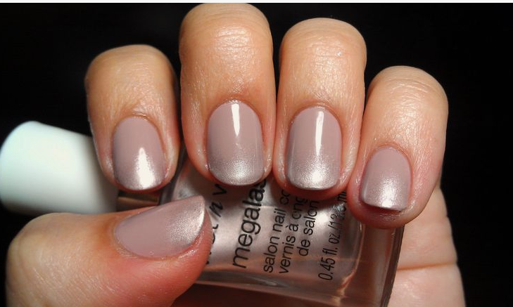 35 Short Nail Designs That Make Your Fingers Look Longer A close-up of short, rounded nails showcasing a glossy metallic mauve-taupe chrome gradient, acting as one of the short nail designs that make your fingers look longer.