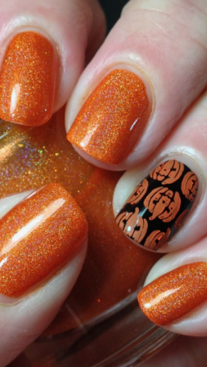 25 Short Fall Nail Ideas for 2026: Chic, Classy & Easy Designs Short fall nail ideas featuring vibrant sparkly orange glitter polish paired with a black and orange jack-o'-lantern pumpkin pattern accent nail.