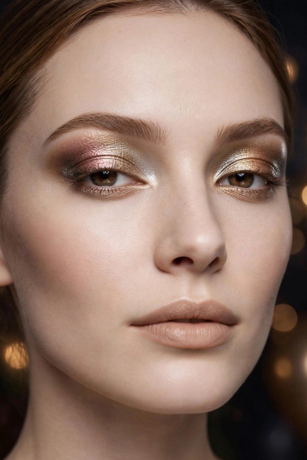 Shimmering metallic gold cut crease eyeshadow with satin nude lips for festive evening makeup looks ideas.   